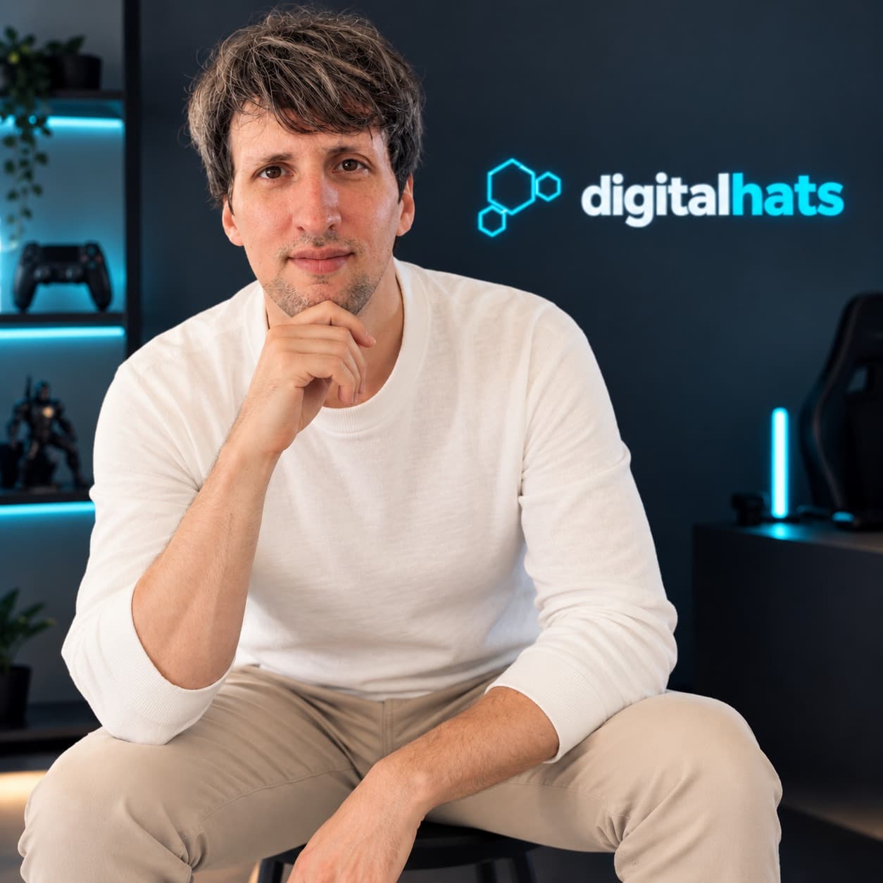 Jan Salloth vor dem digitalhats-Logo